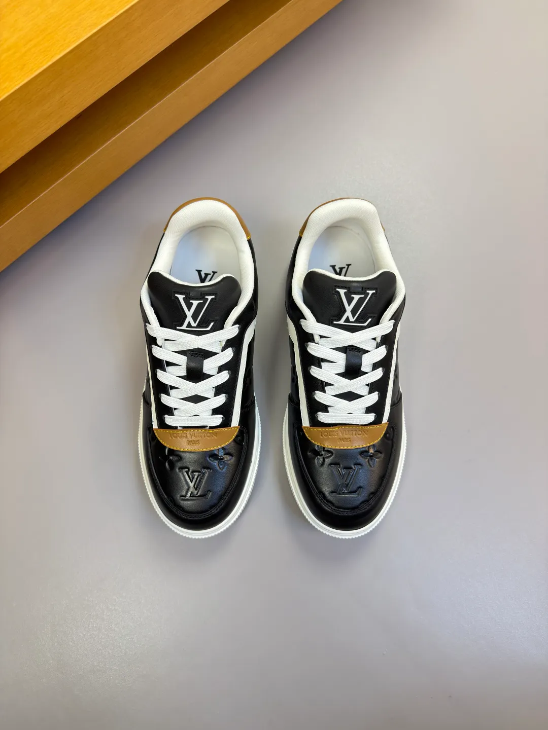 [L Home] Top P: 740💰 Size: 39-44 (customized for 38.45) 2026🆕 Lv new men's high-end original casual sports sneakers Upper: 🔝Nappa calfskin. Air-pressured brand totem, toe box, heel. Air-pressured brand logo, tongue. Sewn brand plastic module Lining: Brand canvas Outsole: Ultra-light TPR rubber; Molded outsole Super high quality control and fine workmanship.